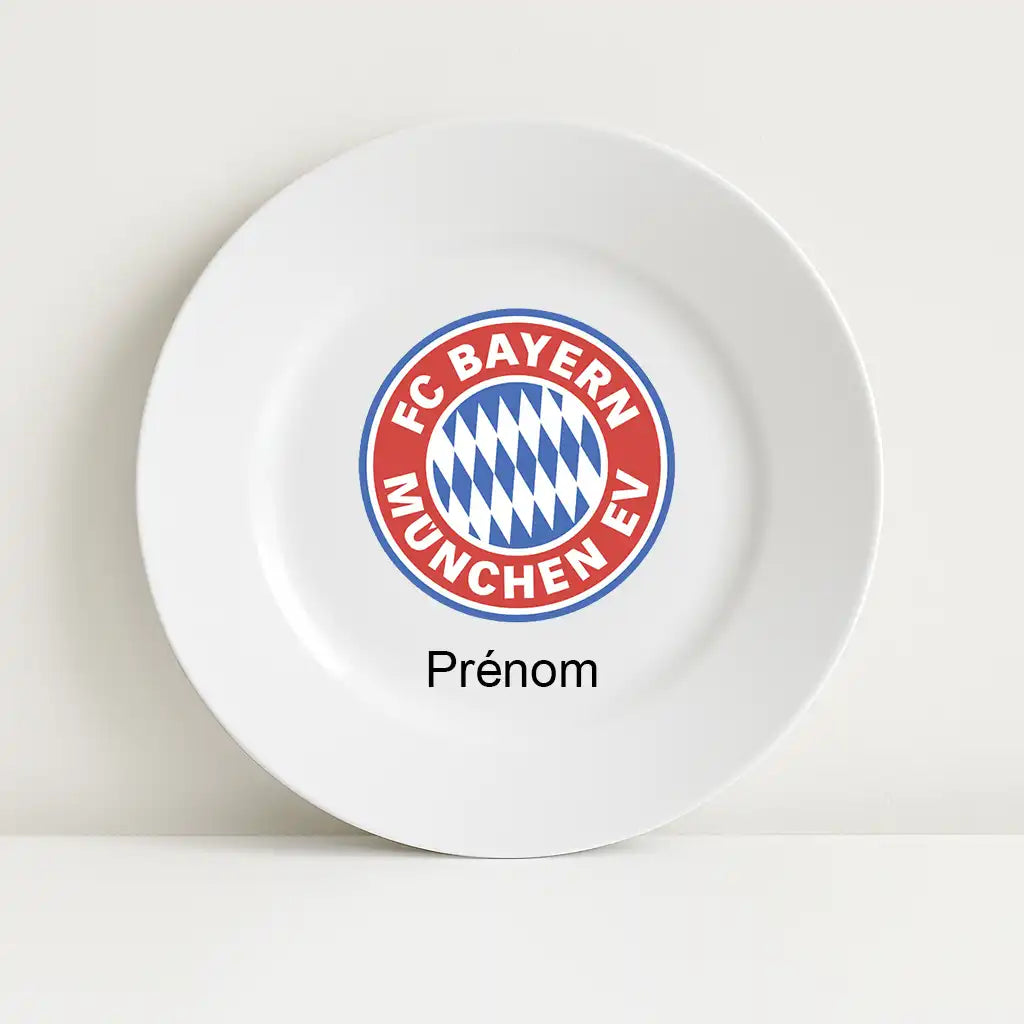 Assiette blanche avec le logo du club de football Bayern Munich au centre, surmontant l’inscription personnalisable "Prénom".