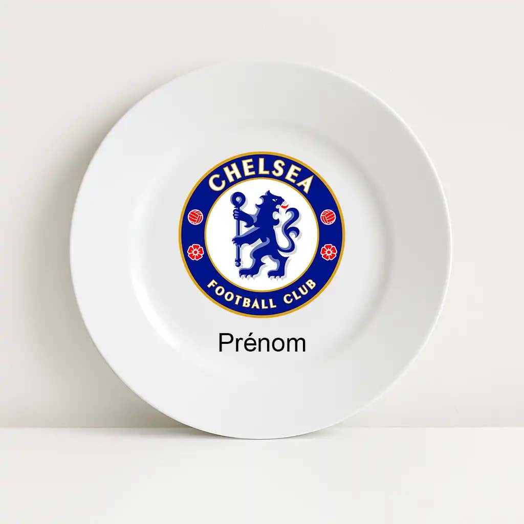 Assiette blanche incassable personnalisée avec le logo officiel du club Chelsea Football Club en bleu, blanc et doré, centré sur l’assiette. Le mot “Prénom” est inscrit en dessous pour permettre la personnalisation.