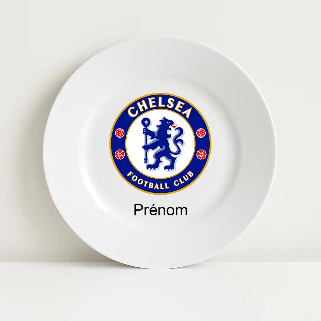 Assiette blanche avec le logo du club de football Chelsea au centre, surmontant l’inscription personnalisable "Prénom".