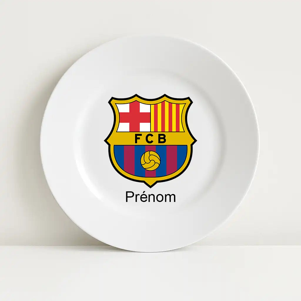 Assiette blanche avec le logo du club de football FC Barcelone au centre, surmontant l’inscription personnalisable "Prénom".
