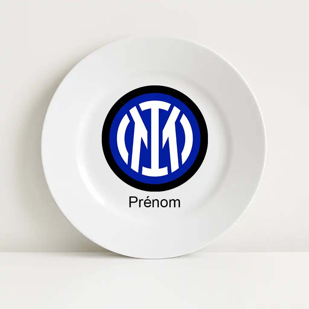 Assiette blanche incassable ornée du logo du club Inter Milan, en noir, bleu et blanc. Le mot “Prénom” est inscrit sous le logo, indiquant une personnalisation possible.