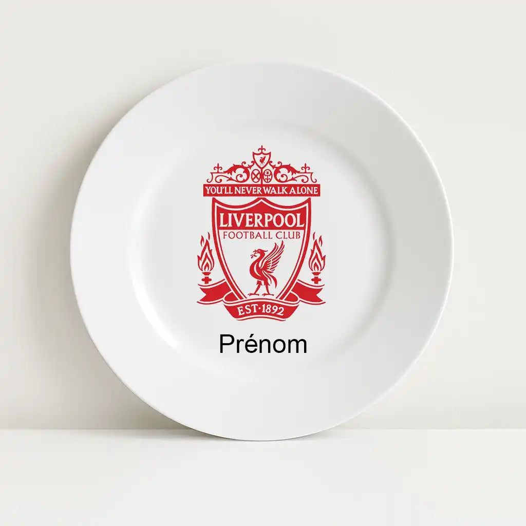Assiette blanche avec le logo du club de football Liverpool au centre, surmontant l’inscription personnalisable "Prénom".