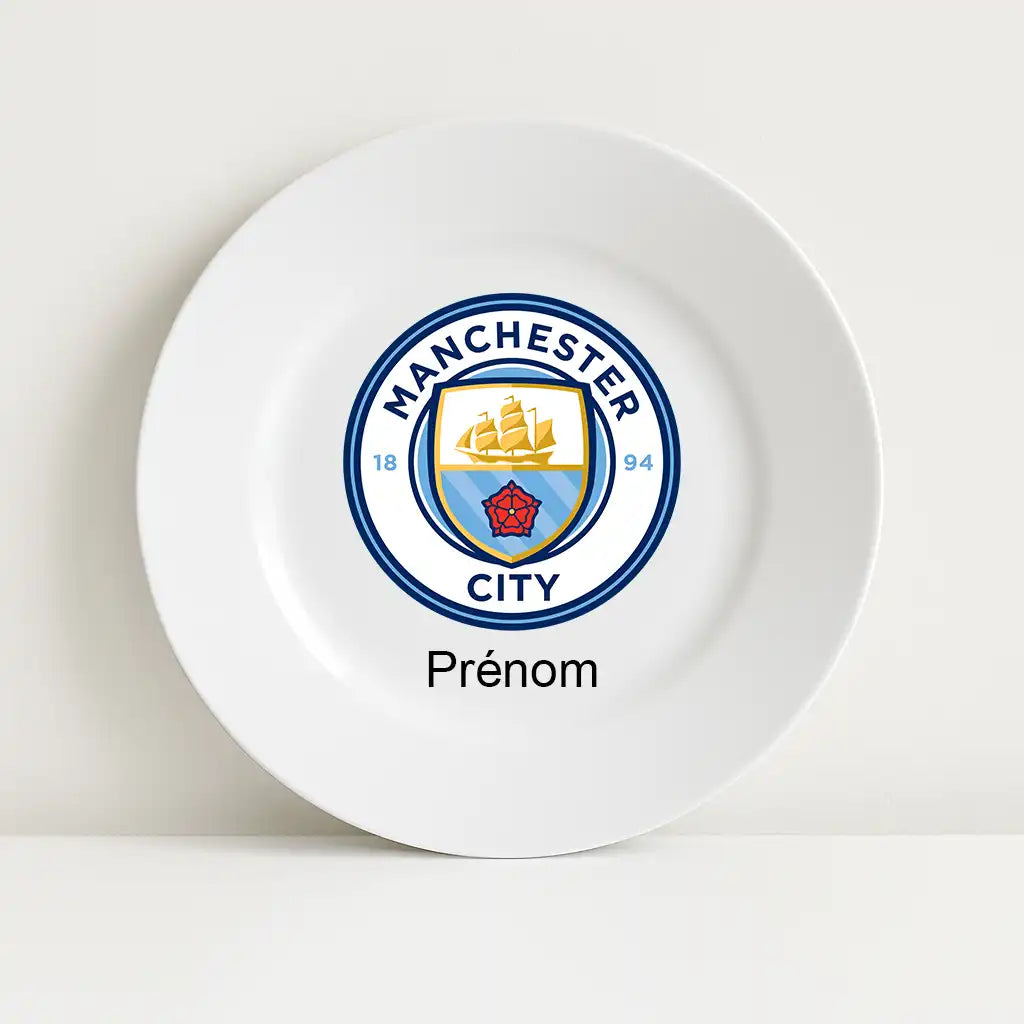 Assiette blanche avec le logo du club de football Manchester City au centre, surmontant l’inscription personnalisable "Prénom".