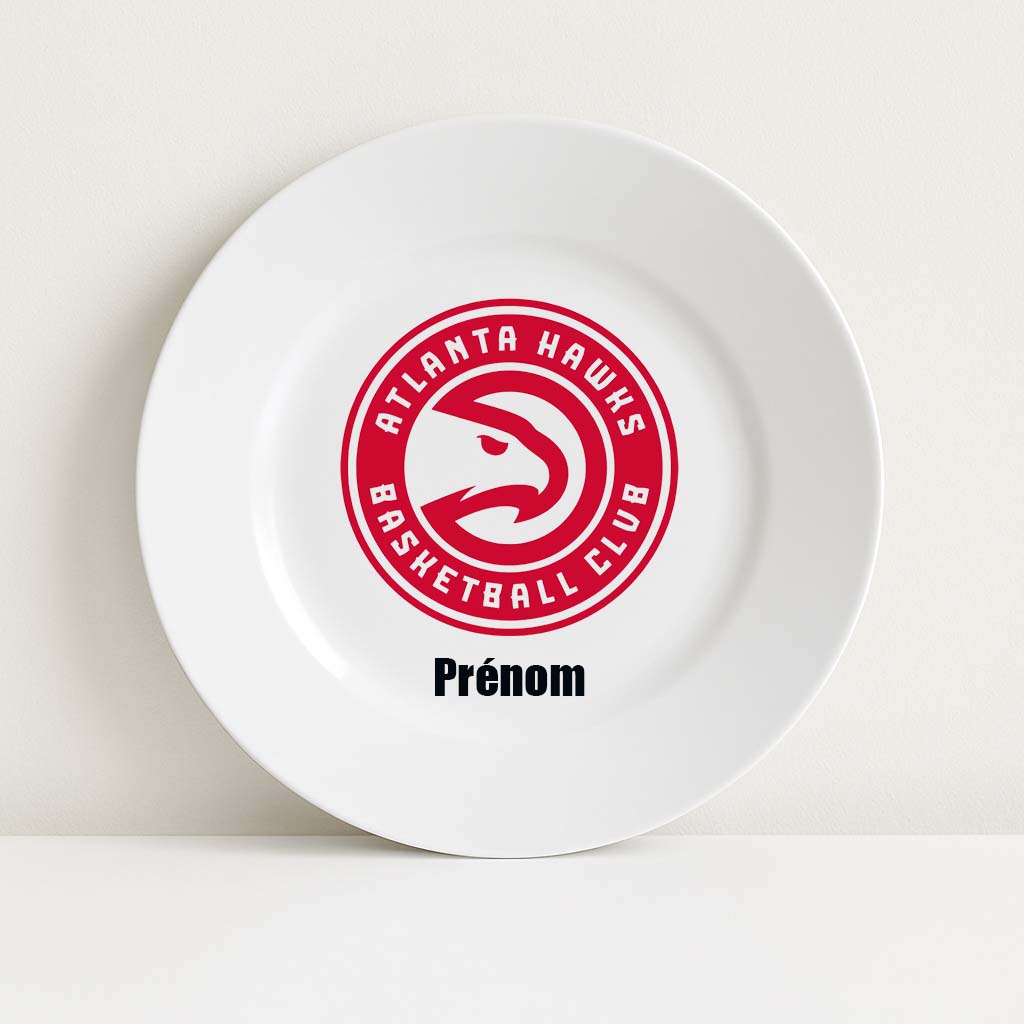 Assiette blanche personnalisable avec le logo rouge Atlanta Hawks et un prénom en dessous, idéale pour les fans de basket et de NBA.