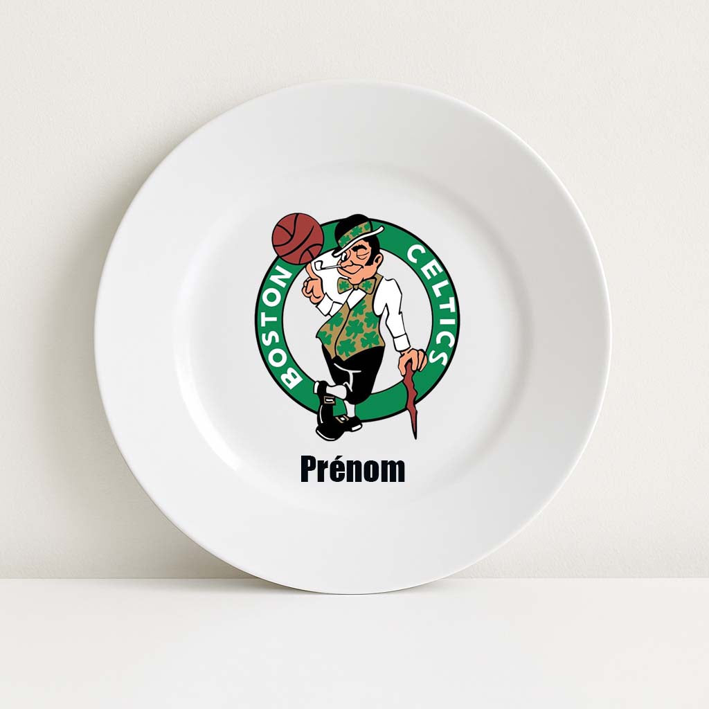 Assiette blanche personnalisable avec le logo vert Boston Celtics et un prénom, parfaite pour les passionnés de basket et de NBA.