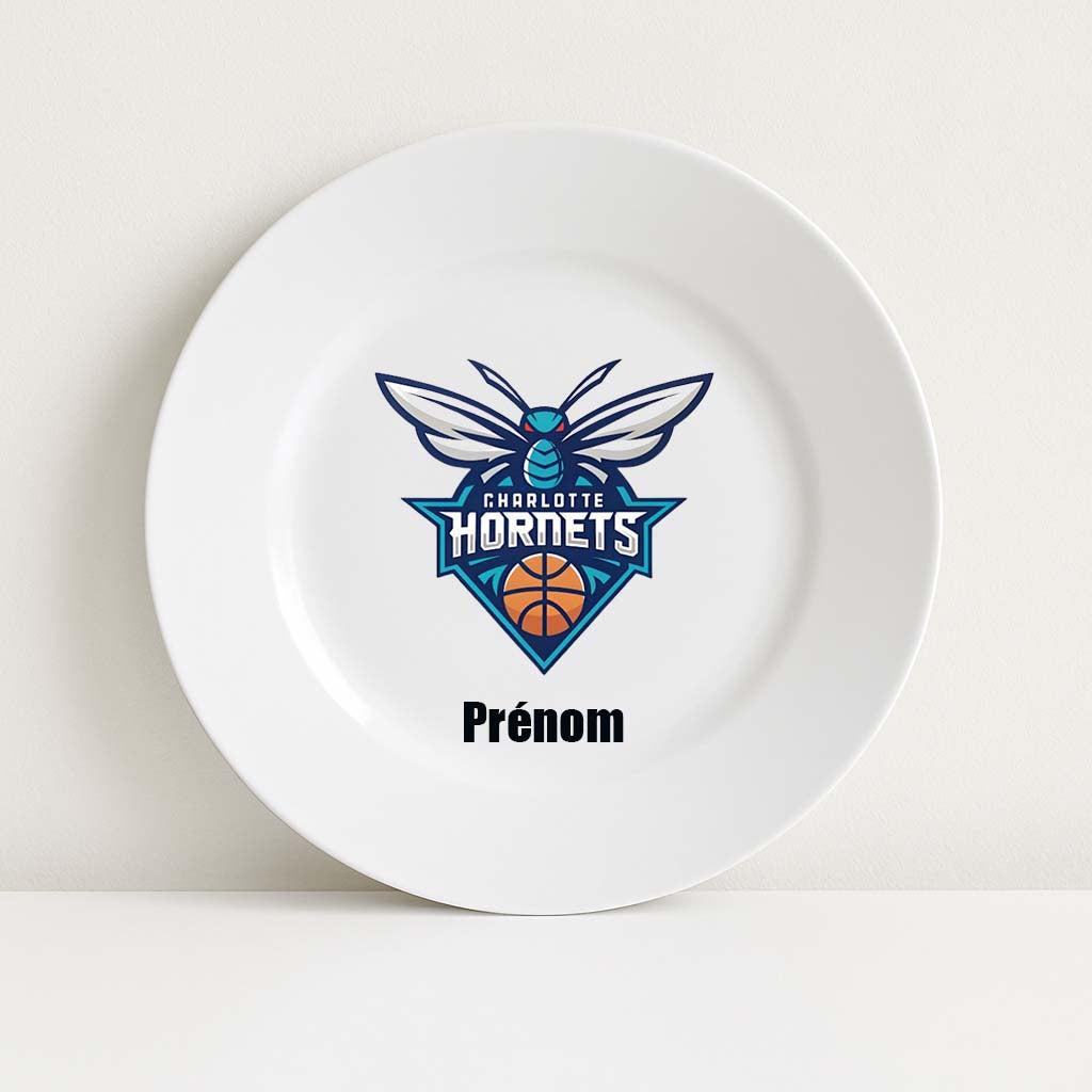 Assiette blanche personnalisable avec le logo bleu et violet des Charlotte Hornets et un prénom, idéale pour les passionnés de basket NBA.