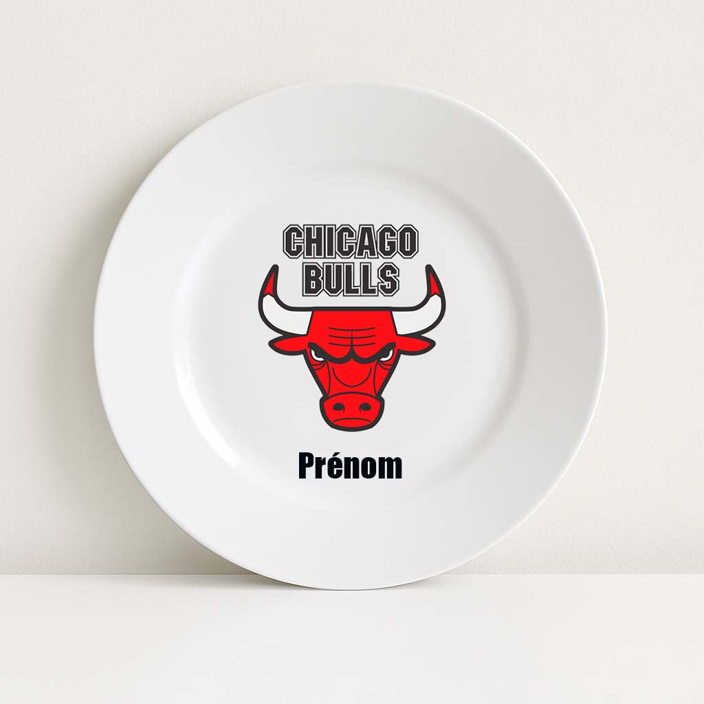 Assiette blanche personnalisable avec le logo rouge des Chicago Bulls et un prénom, idéale pour les passionnés de basket et de NBA.