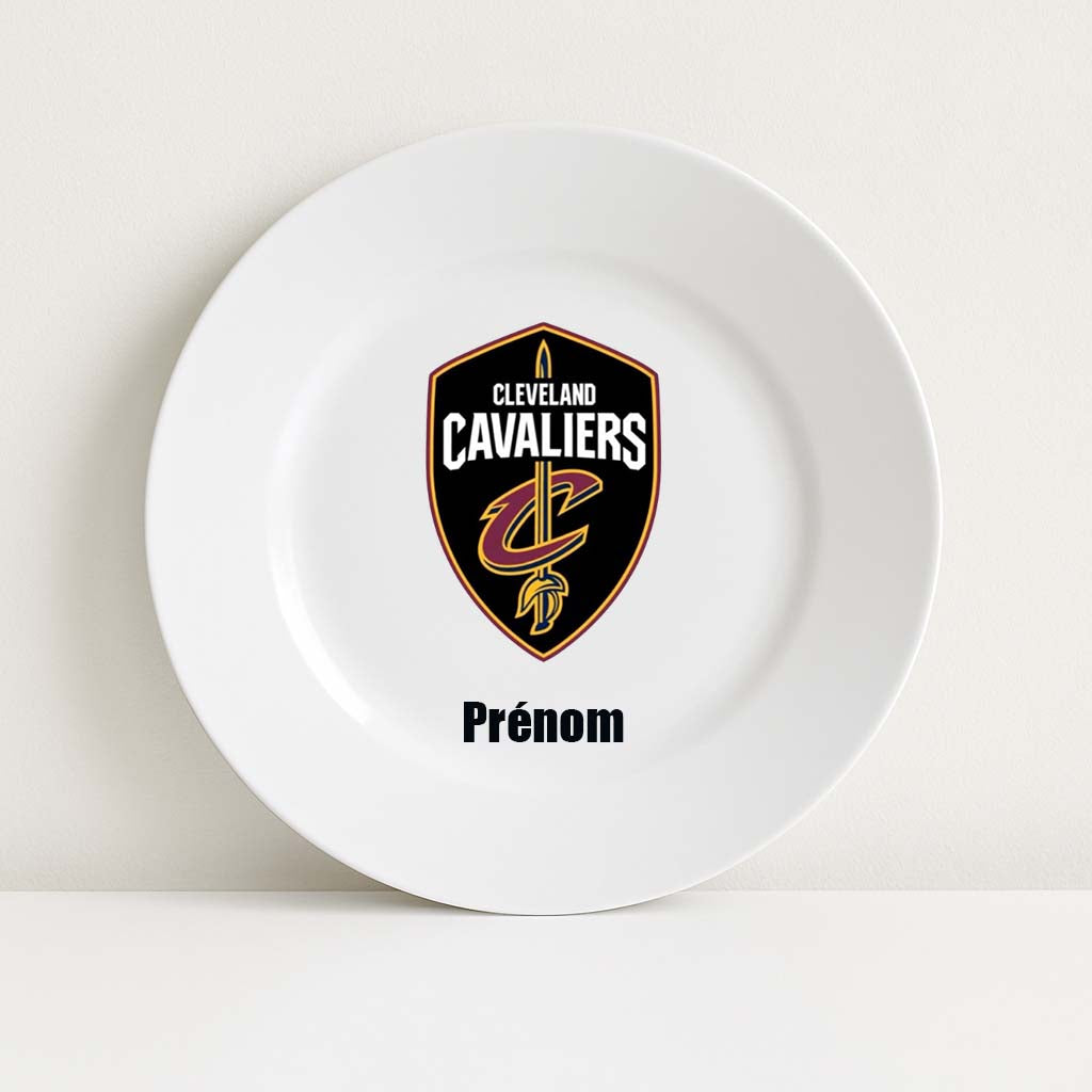 Assiette blanche personnalisable avec le logo des Cleveland Cavaliers et un prénom, idéale pour les fans de basket et de la NBA.