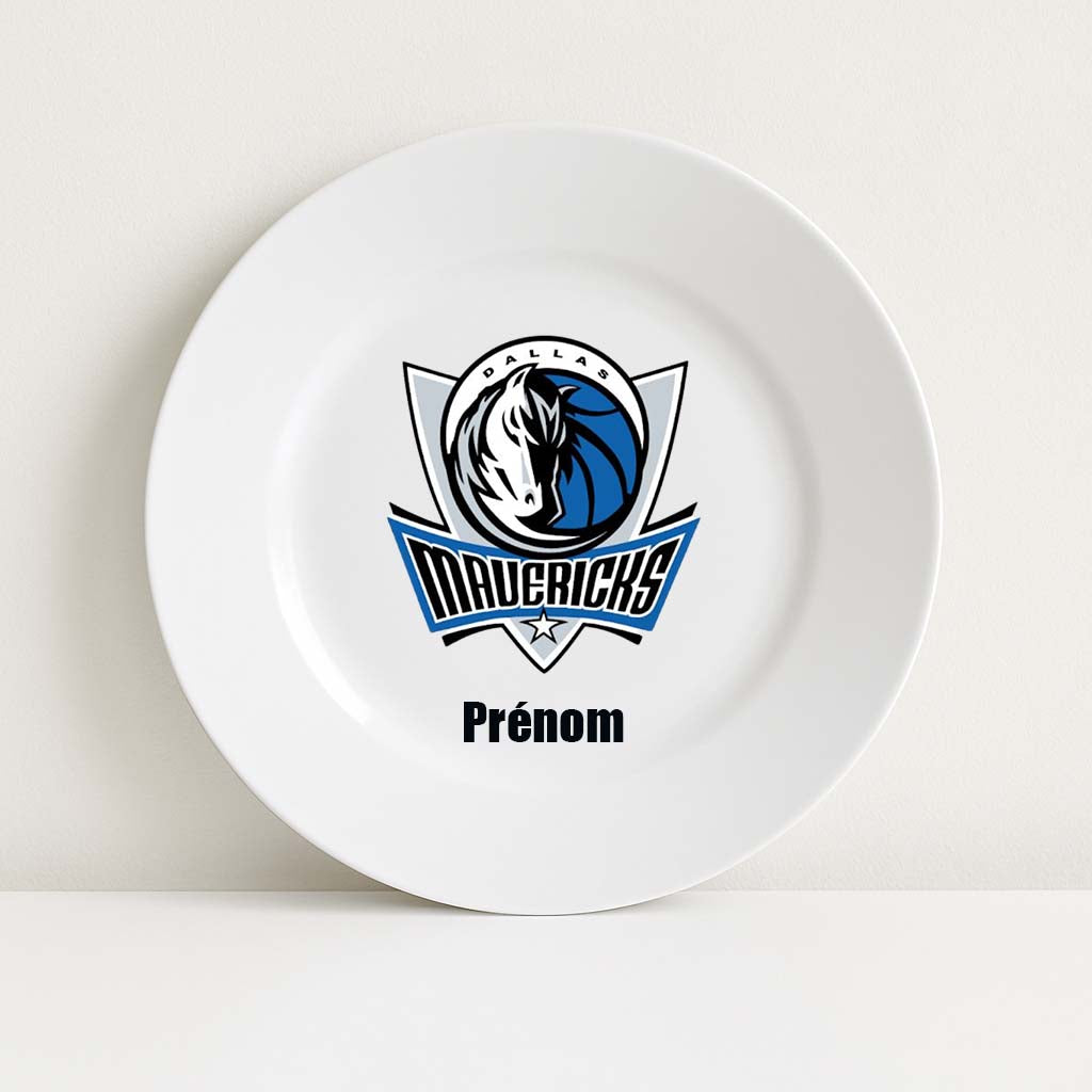 Assiette blanche personnalisable avec le logo bleu et argent des Dallas Mavericks et un prénom, parfaite pour les fans de basket et de NBA.
