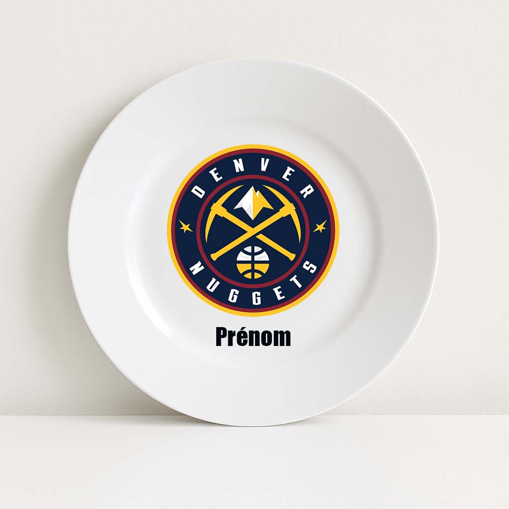 Assiette blanche personnalisable avec le logo bleu et or des Denver Nuggets et un prénom, parfaite pour les passionnés de basket et de NBA.