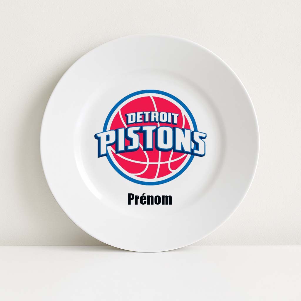 Assiette blanche personnalisable avec le logo rouge et bleu des Detroit Pistons et un prénom, idéale pour les fans de basket et de NBA.