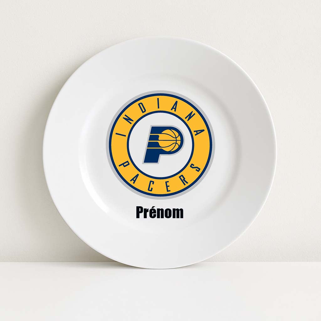 Assiette blanche personnalisable avec le logo jaune et bleu des Indiana Pacers et un prénom, idéale pour les fans de basket et de la NBA.