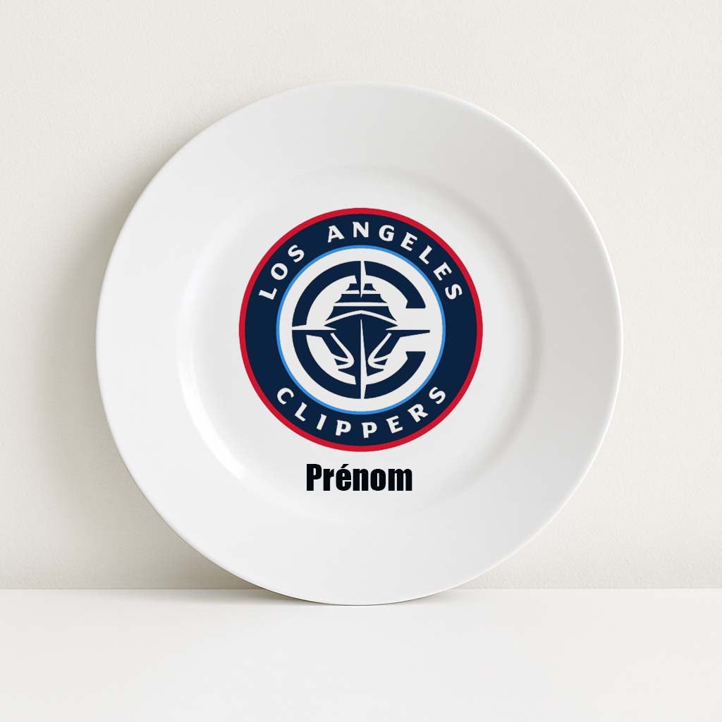 Assiette blanche personnalisable avec le nouveau logo bleu et rouge des Los Angeles Clippers et un prénom, idéale pour les fans de basket NBA.