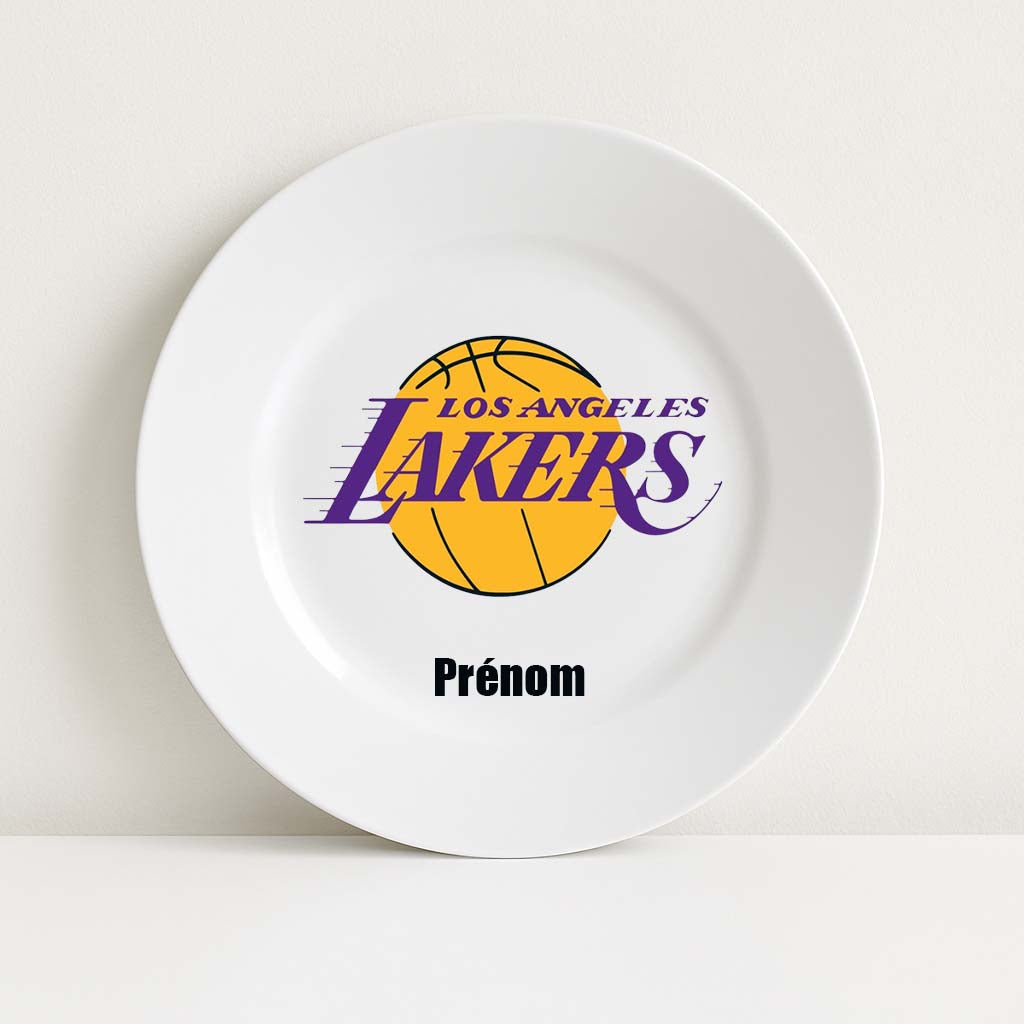 Assiette blanche personnalisable avec le logo jaune et violet des Los Angeles Lakers et un prénom, parfaite pour les fans de basket NBA.