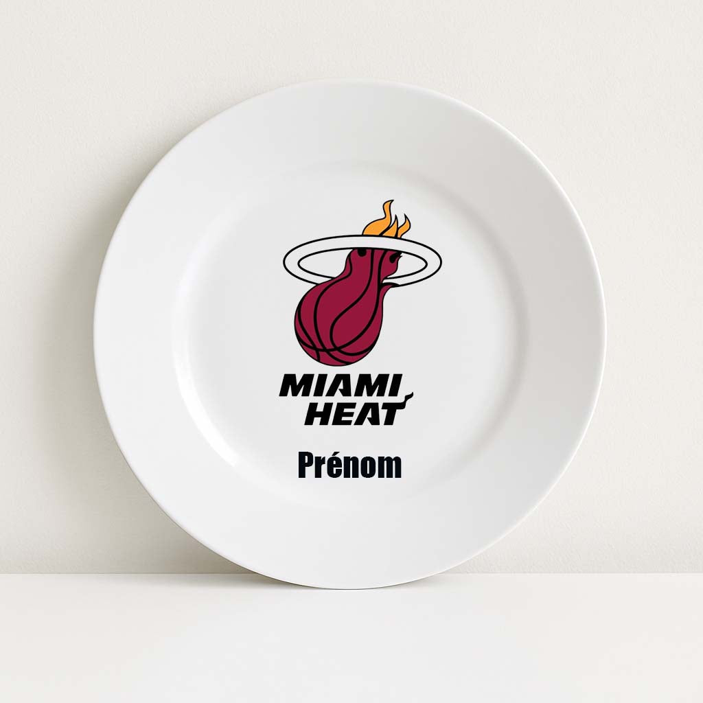 Assiette blanche personnalisable avec le logo rouge et noir du Miami Heat et un prénom, parfaite pour les fans de basket et de la NBA.