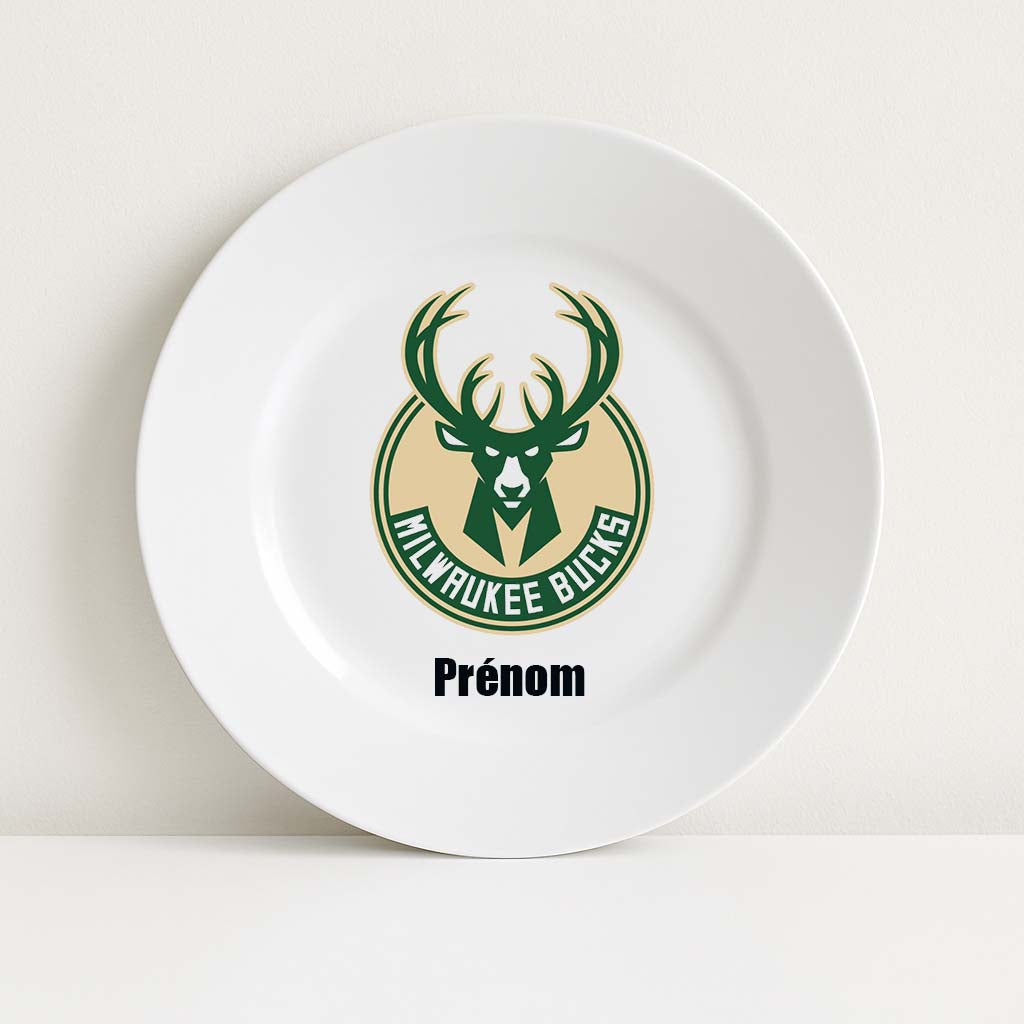Assiette blanche personnalisable avec le logo vert et beige des Milwaukee Bucks et un prénom, idéale pour les fans de basket NBA.
