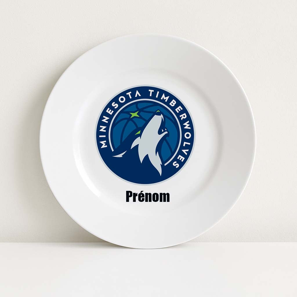 Assiette blanche personnalisable avec le logo bleu et vert des Minnesota Timberwolves et un prénom, parfaite pour les fans de basket NBA.