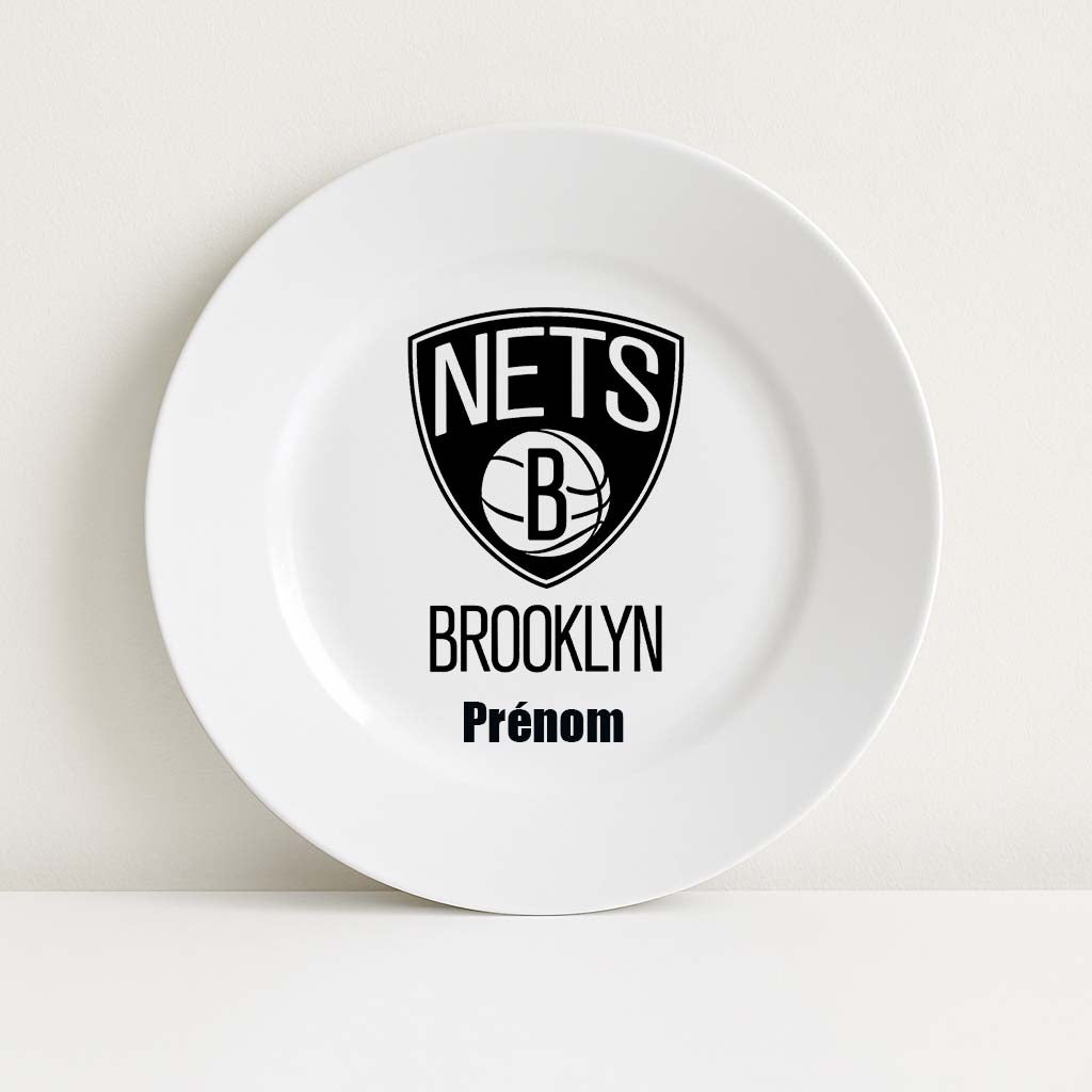 Assiette blanche personnalisable avec le logo noir et blanc des Brooklyn Nets et un prénom, parfaite pour les fans de basket NBA.