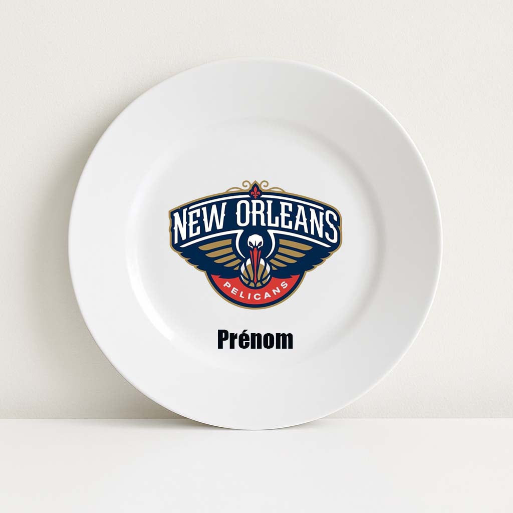Assiette blanche personnalisable avec le logo bleu, or et rouge des New Orleans Pelicans et un prénom, idéale pour les fans de basket NBA.