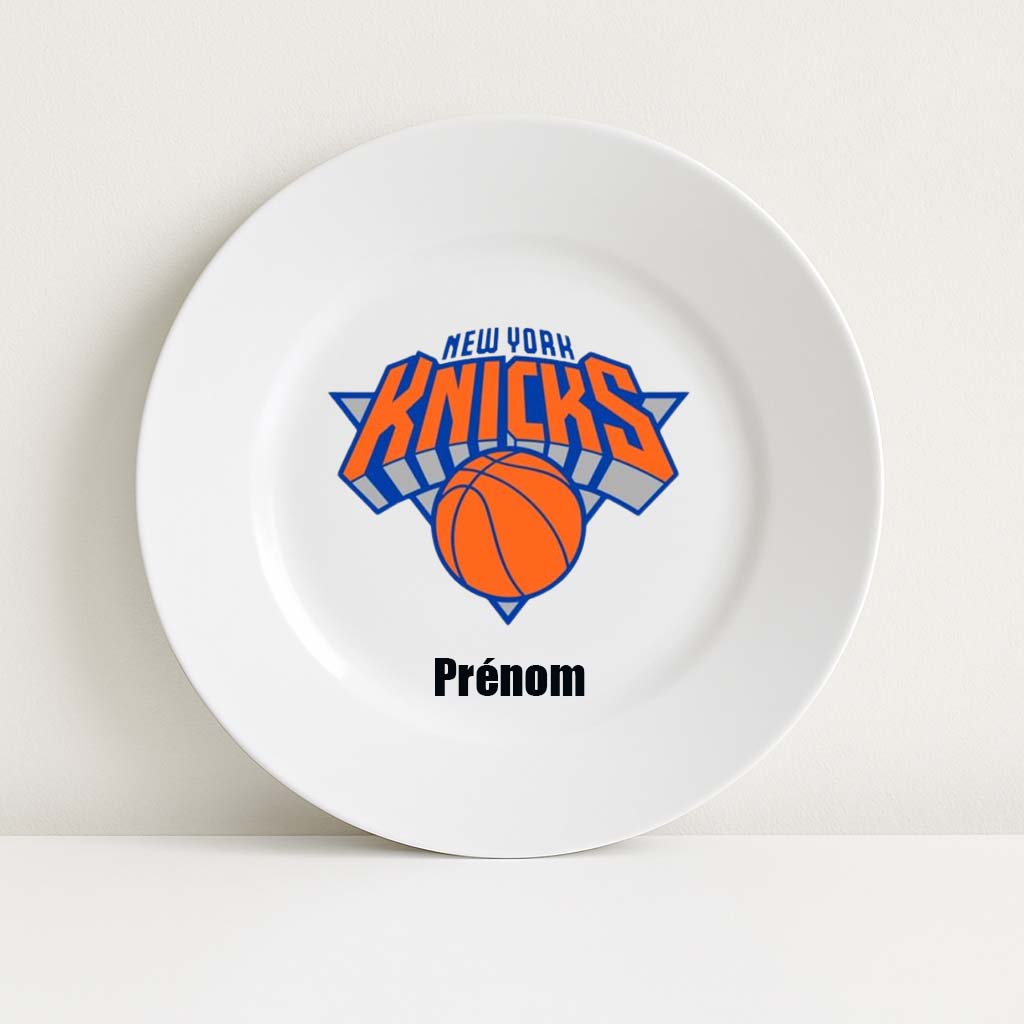 Assiette blanche personnalisable avec le logo orange et bleu des New York Knicks et un prénom, parfaite pour les fans de basket NBA.