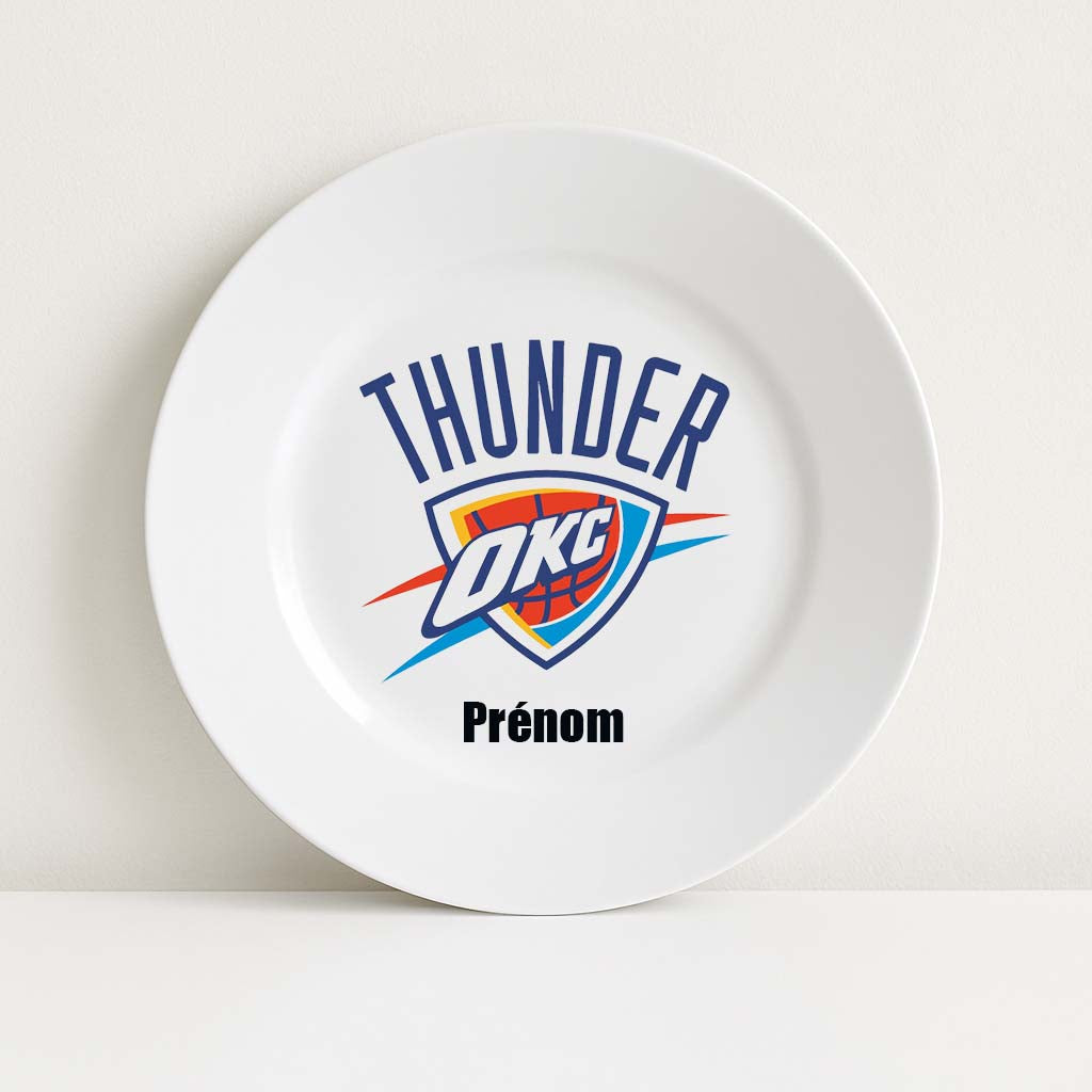 Assiette blanche personnalisable avec le logo coloré de l’Oklahoma City Thunder et un prénom, idéale pour les fans de basket NBA.