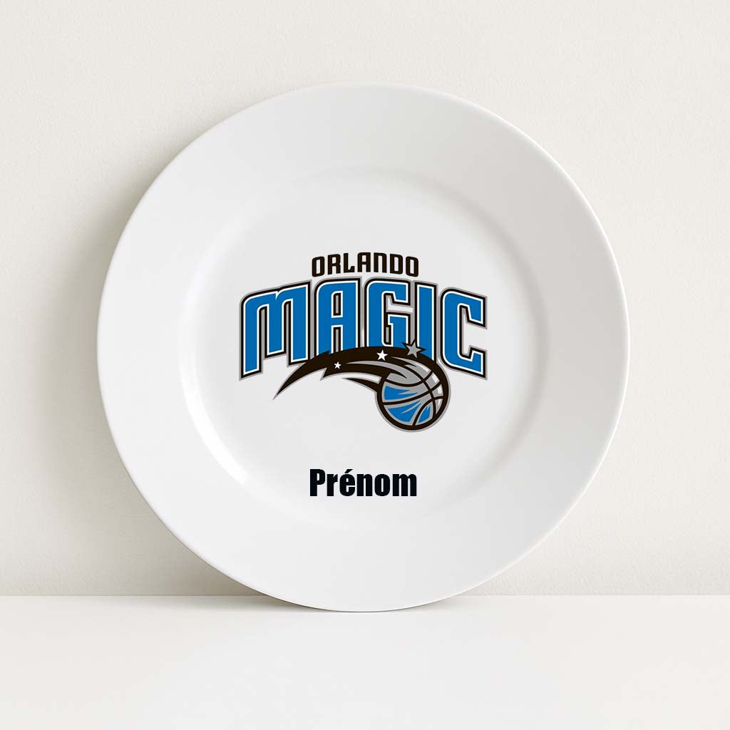 Assiette blanche personnalisable avec le logo bleu et noir de l’Orlando Magic et un prénom, parfaite pour les fans de basket NBA.