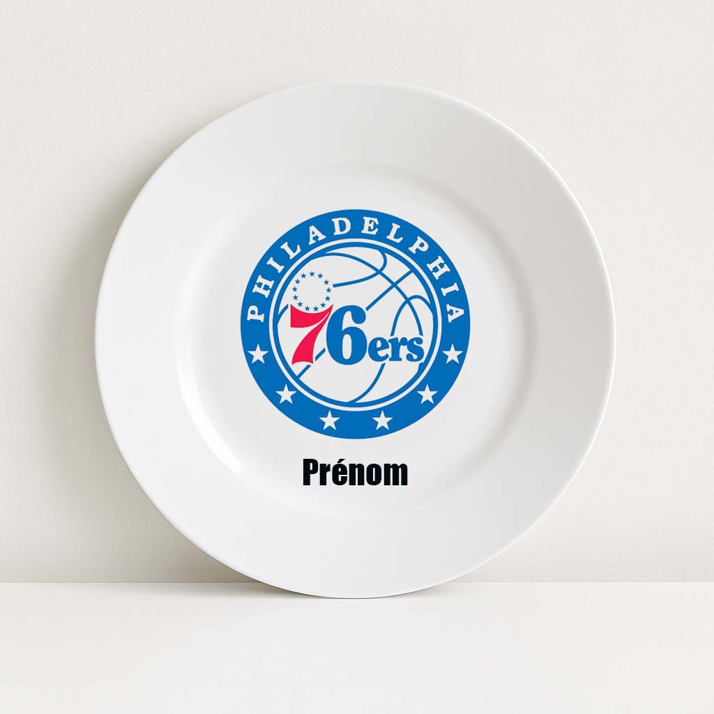 Assiette blanche personnalisable avec le logo bleu et rouge des Philadelphia 76ers et un prénom, parfaite pour les fans de basket NBA.