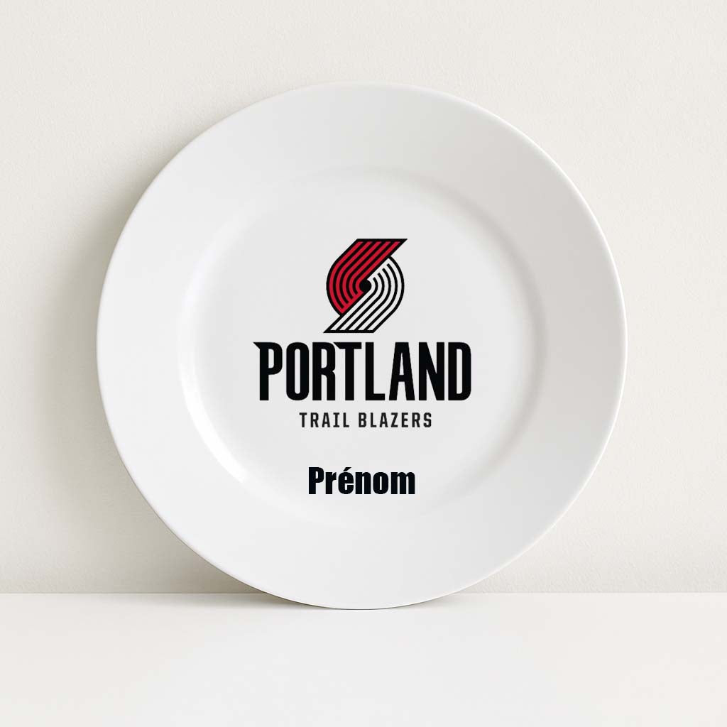 Assiette blanche personnalisable avec le logo rouge et noir des Portland Trail Blazers et un prénom, idéale pour les fans de basket NBA.