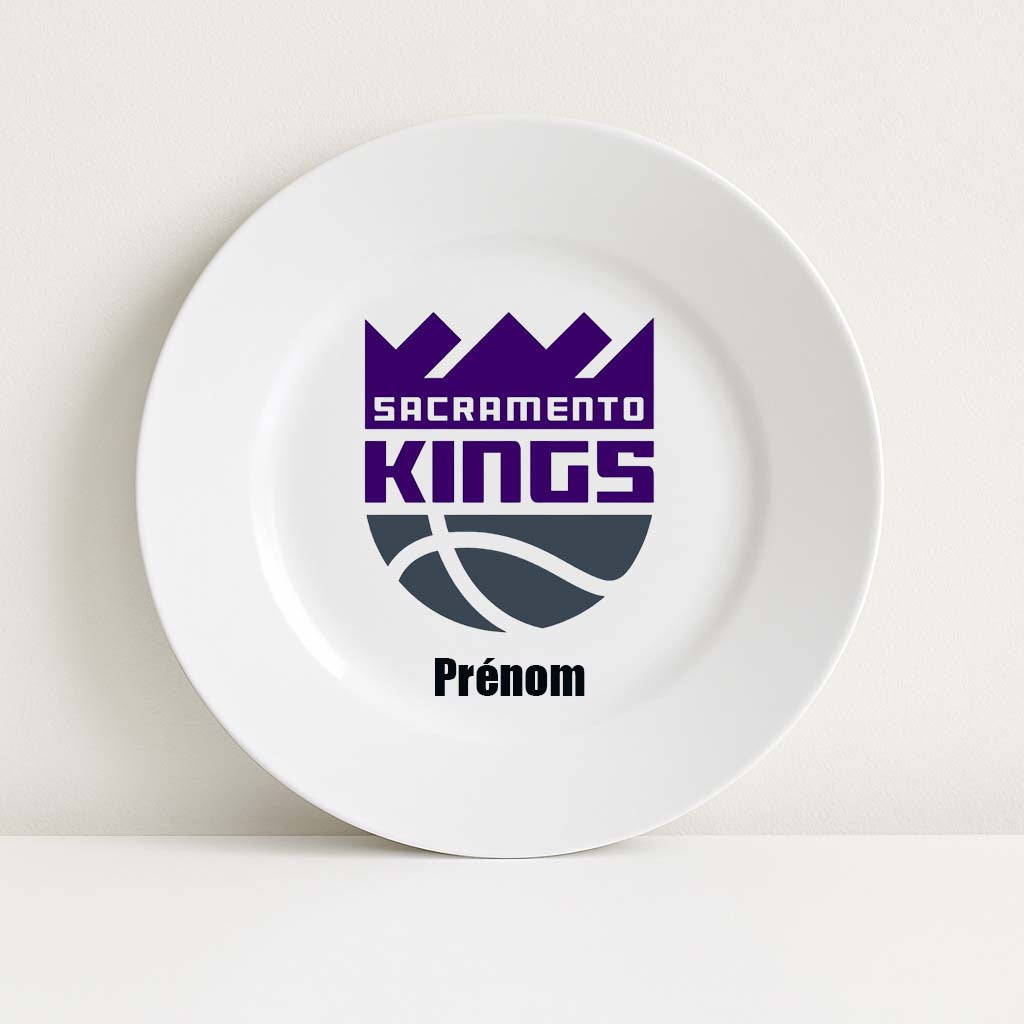 Assiette blanche personnalisable avec le logo violet et gris des Sacramento Kings et un prénom, parfaite pour les fans de basket NBA.