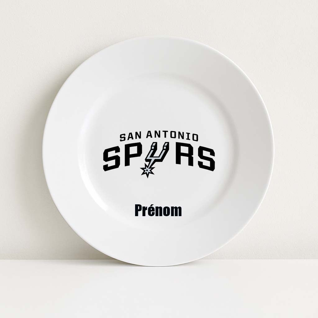 Assiette blanche personnalisable avec le logo noir des San Antonio Spurs et un prénom, idéale pour les fans de basket NBA.