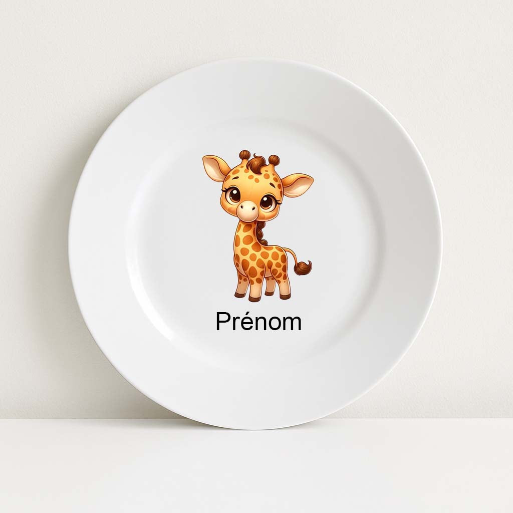 Assiette blanche incassable personnalisable avec une illustration mignonne de girafe style cartoon au centre et l’inscription “Prénom” en dessous.