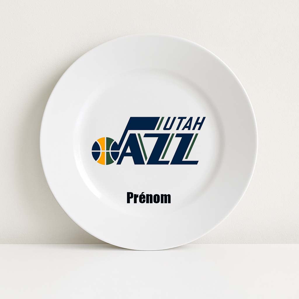 Assiette blanche personnalisable avec le logo bleu, vert et orange des Utah Jazz et un prénom, idéale pour les fans de basket NBA.