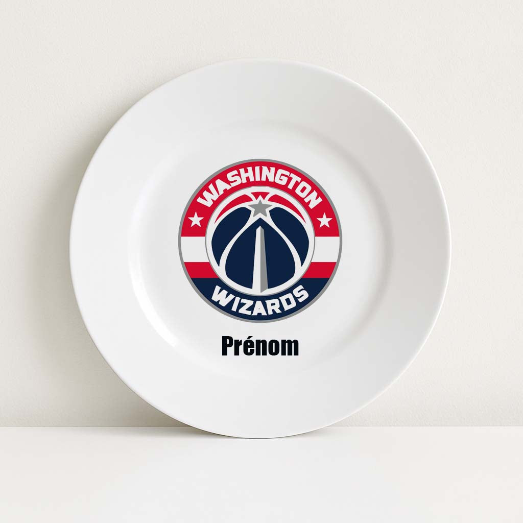 Assiette blanche personnalisable avec le logo rouge, bleu et blanc des Washington Wizards et un prénom, parfaite pour les fans de basket NBA.