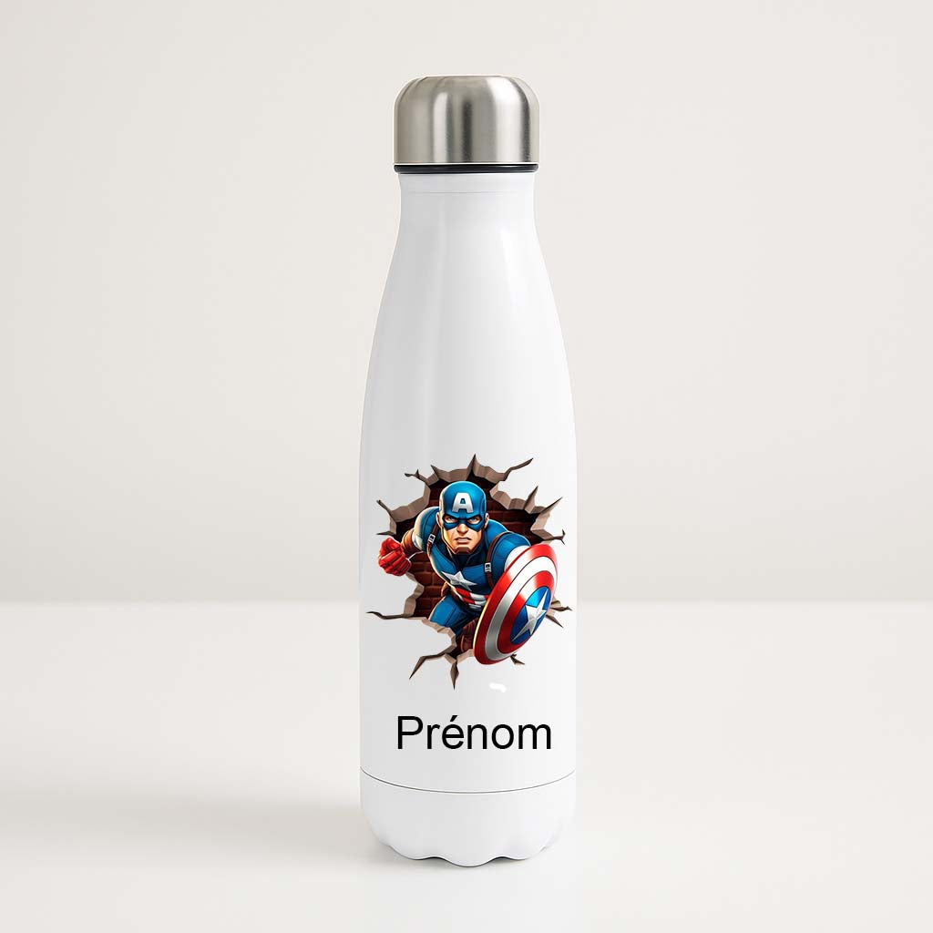 Bouteille isotherme blanche 500ml avec Captain America en pleine action traversant un mur, espace prénom personnalisable.