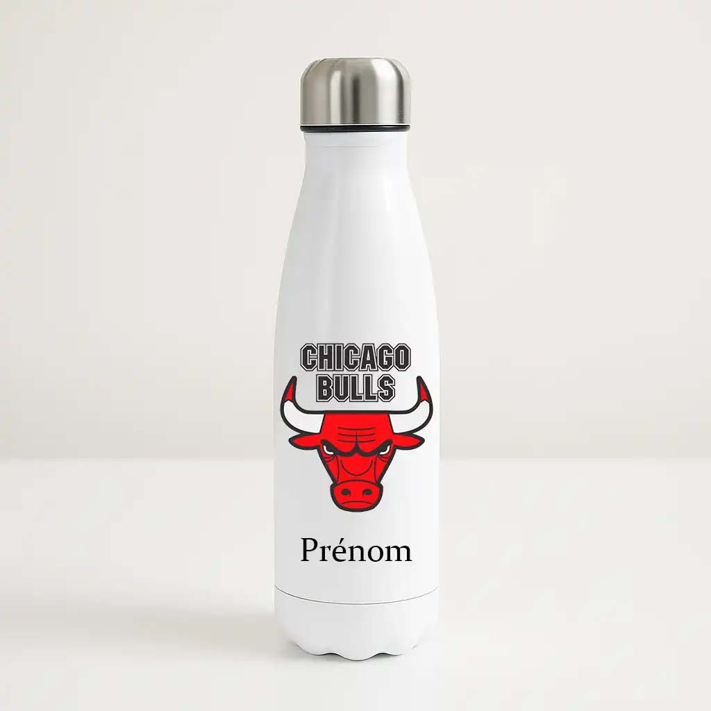 Bouteille isotherme blanche personnalisable avec logo rouge des Chicago Bulls et prénom, idéale pour les fans de basket NBA.
