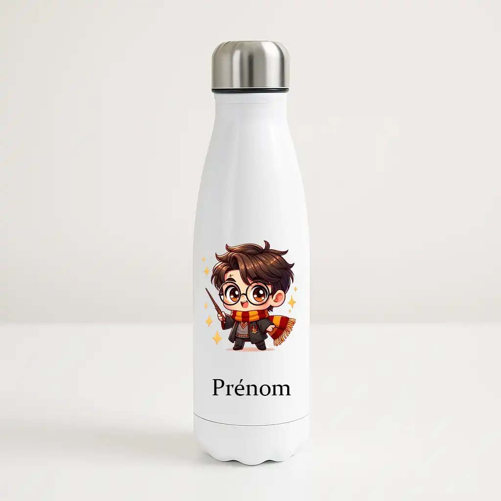 Bouteille isotherme blanche 500ml avec Harry Potter en version chibi tenant sa baguette, espace prénom personnalisable.