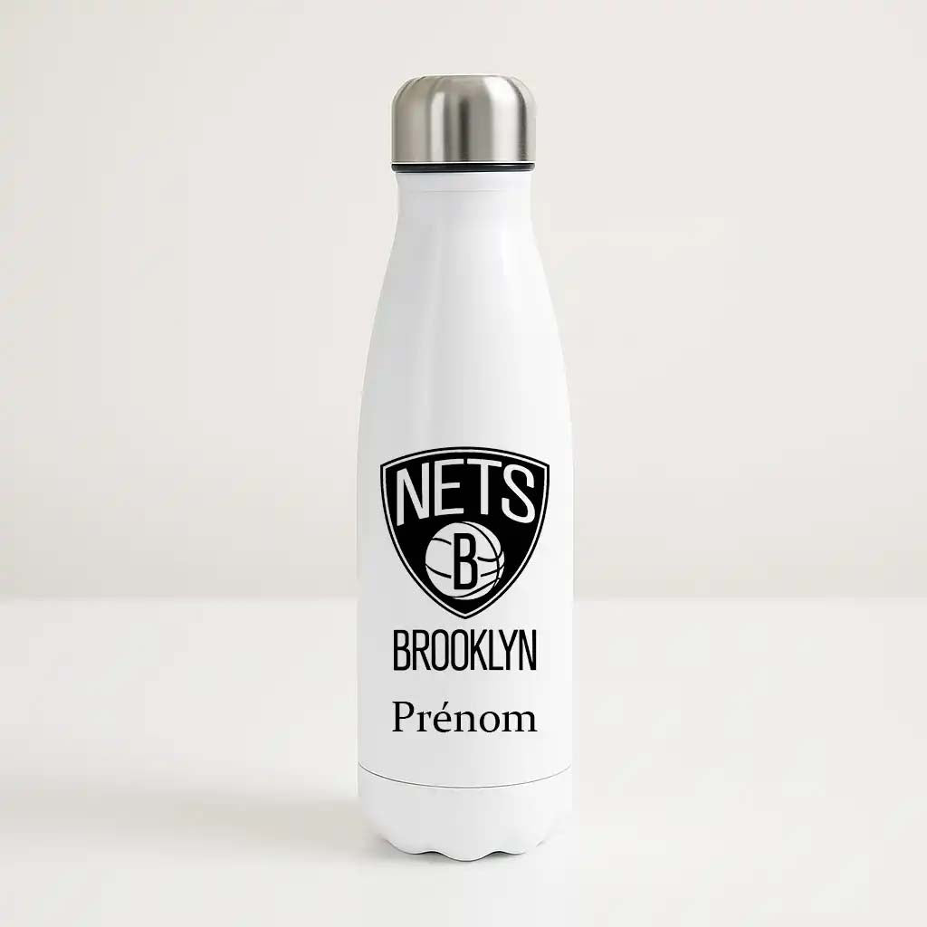 Bouteille isotherme blanche personnalisable avec logo noir et blanc des Brooklyn Nets et prénom, pour fan de NBA.
