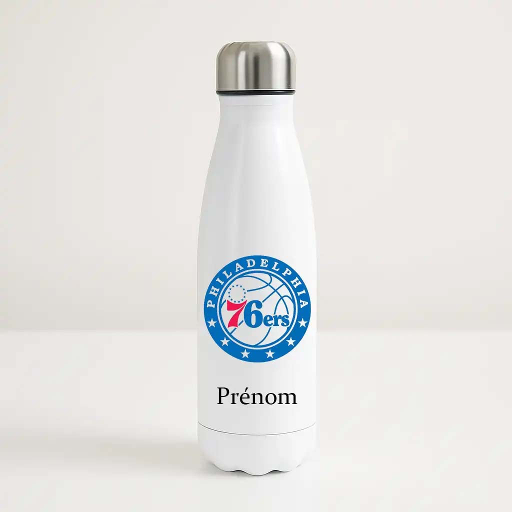Bouteille isotherme blanche personnalisable avec logo bleu, rouge et blanc des Philadelphia 76ers et prénom, pour fan de NBA.