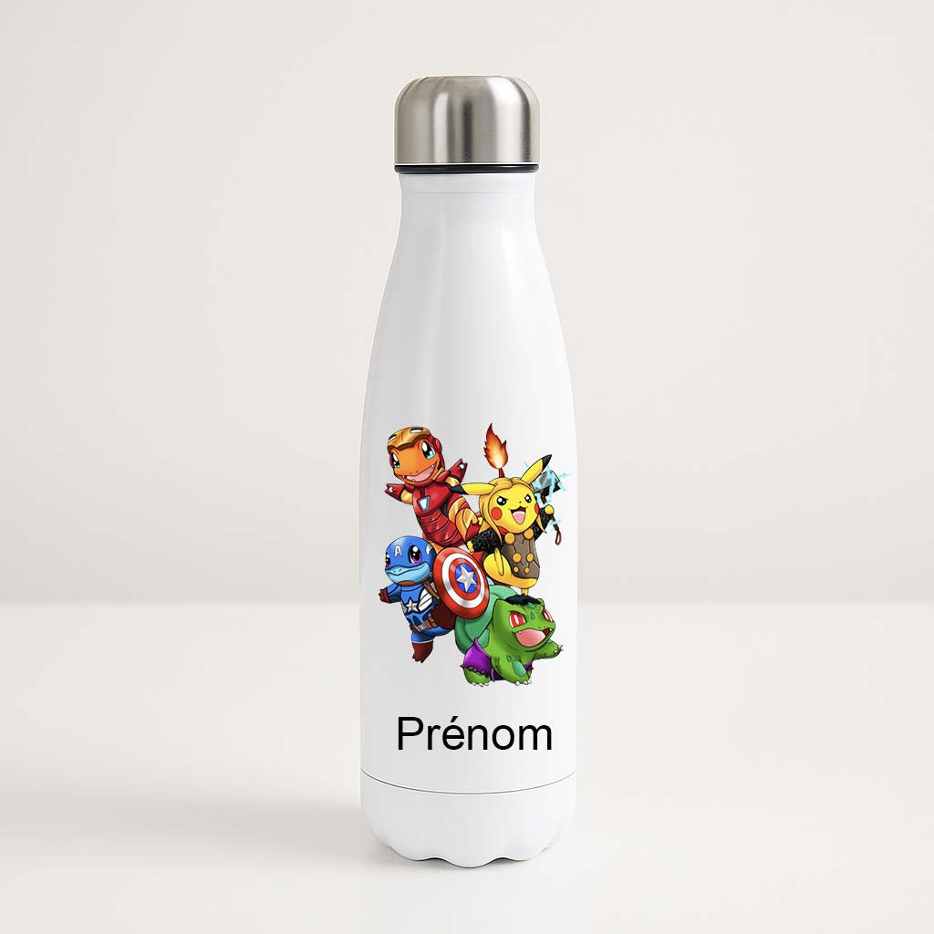 Bouteille isotherme blanche 500ml avec Pikachu, Salamèche, Bulbizarre et Carapuce en costumes de super-héros, espace prénom personnalisable.