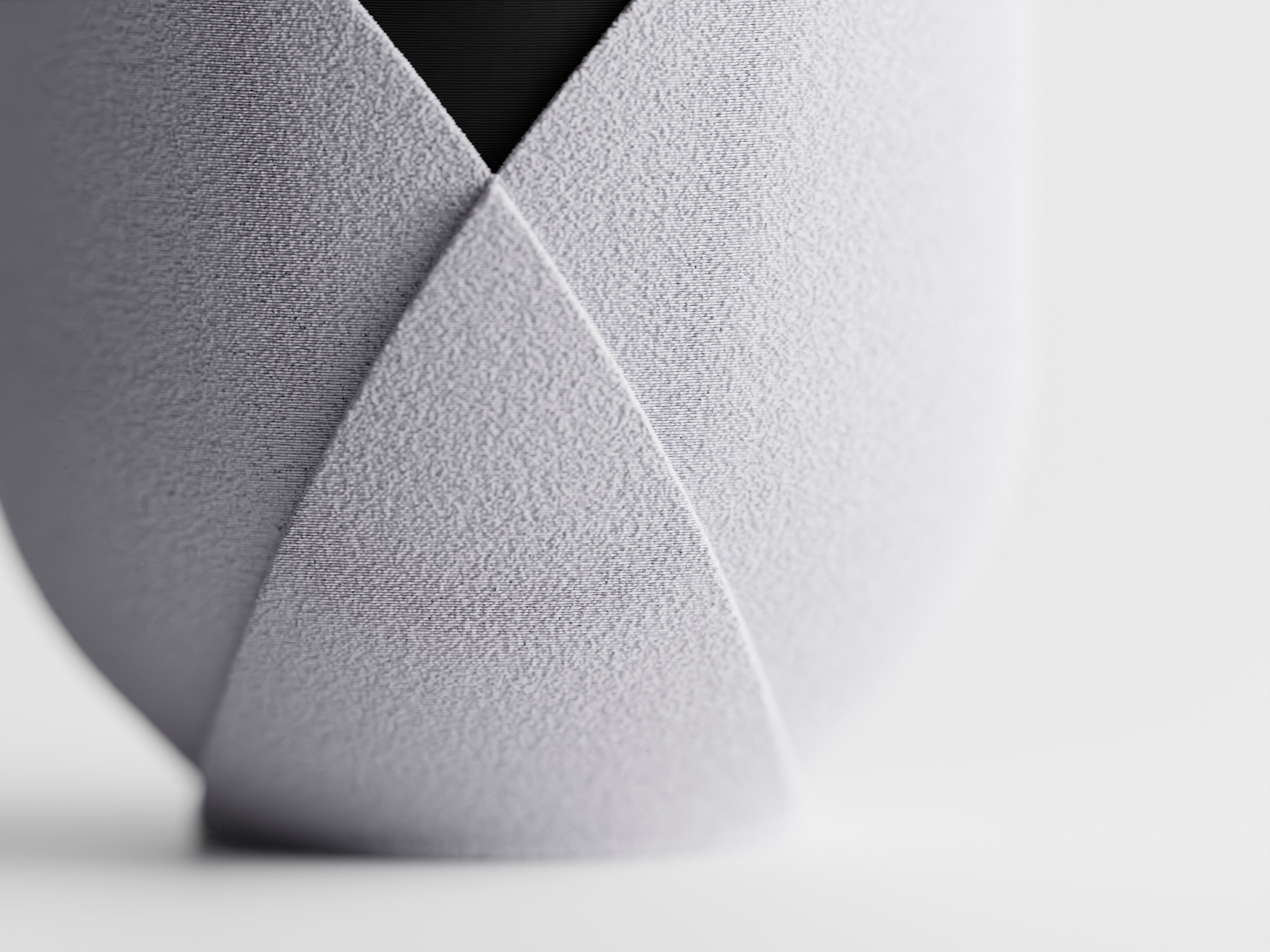 Elyndra, pot de plante décoratif gris au style moderne, photographié sur fond blanc lumineux.