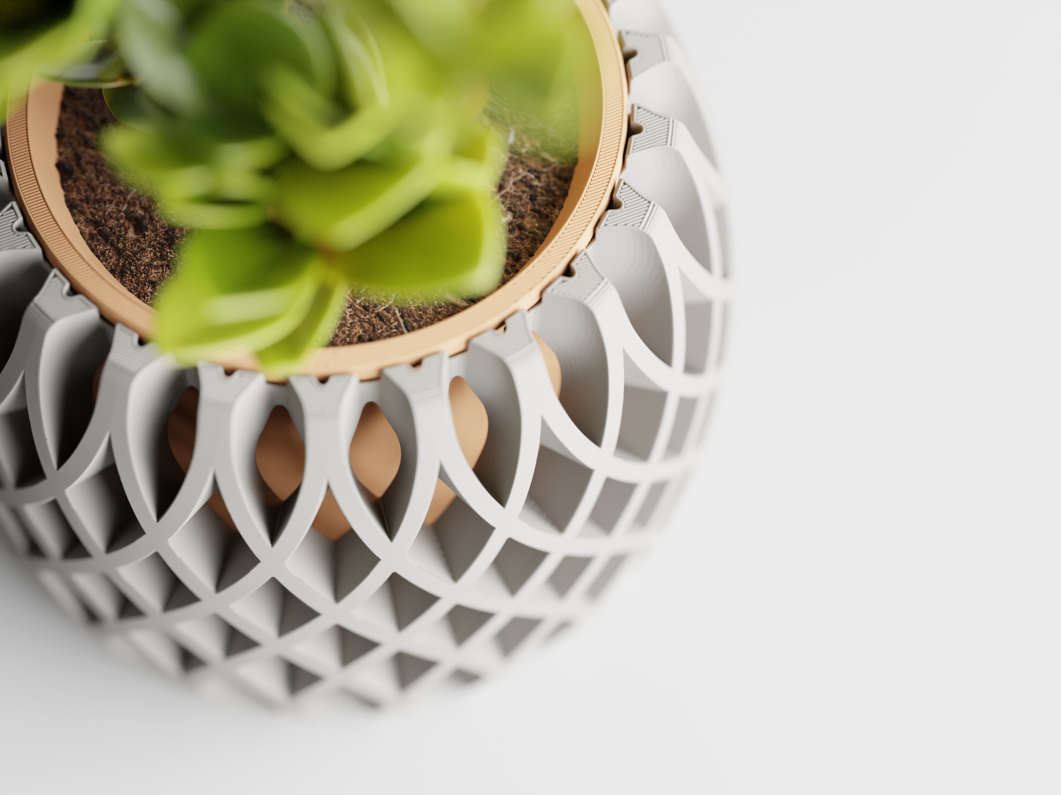 Cache-pot Interweave alliant forme ajourée et élégance industrielle, exposé sur fond blanc.