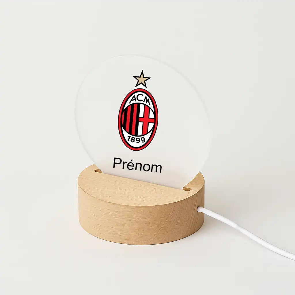 Lampe LED personnalisable avec le logo de L'AC Milan, posée sur une base en bois clair, avec l'inscription "Prénom" sous l'écusson du club.