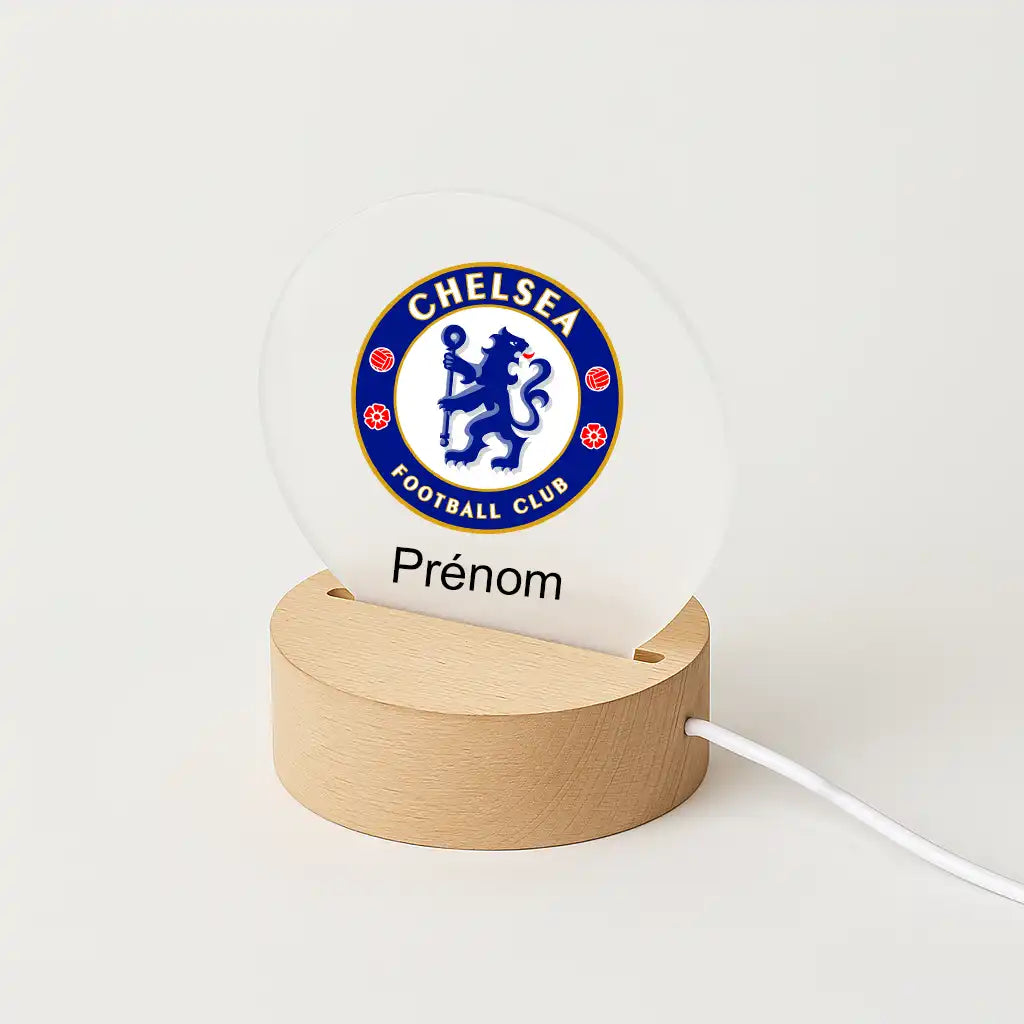 Lampe LED personnalisable avec le logo de Chelsea, posée sur une base en bois clair, avec l'inscription "Prénom" sous l'écusson du club.