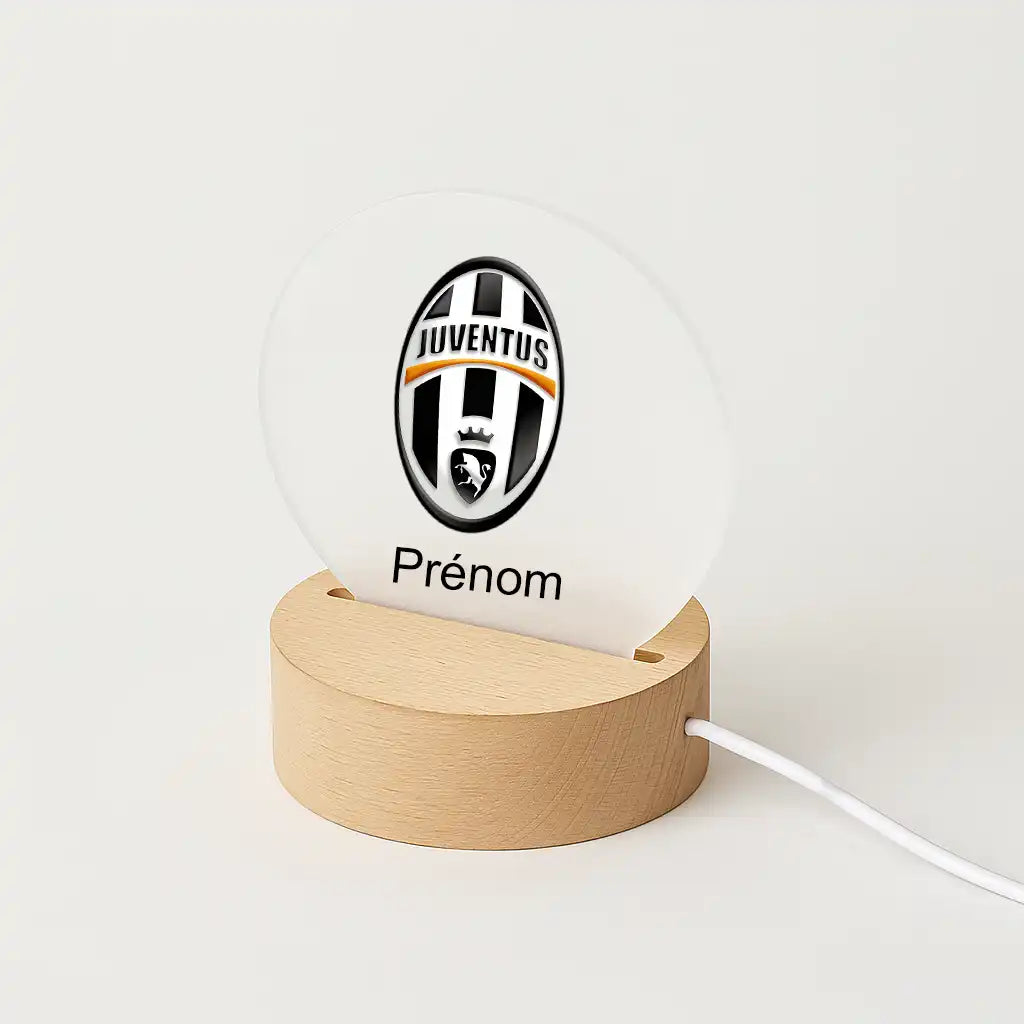 Lampe LED personnalisable avec le logo de la Juventus de Turin, posée sur une base en bois clair, avec l'inscription "Prénom" sous l'écusson du club.