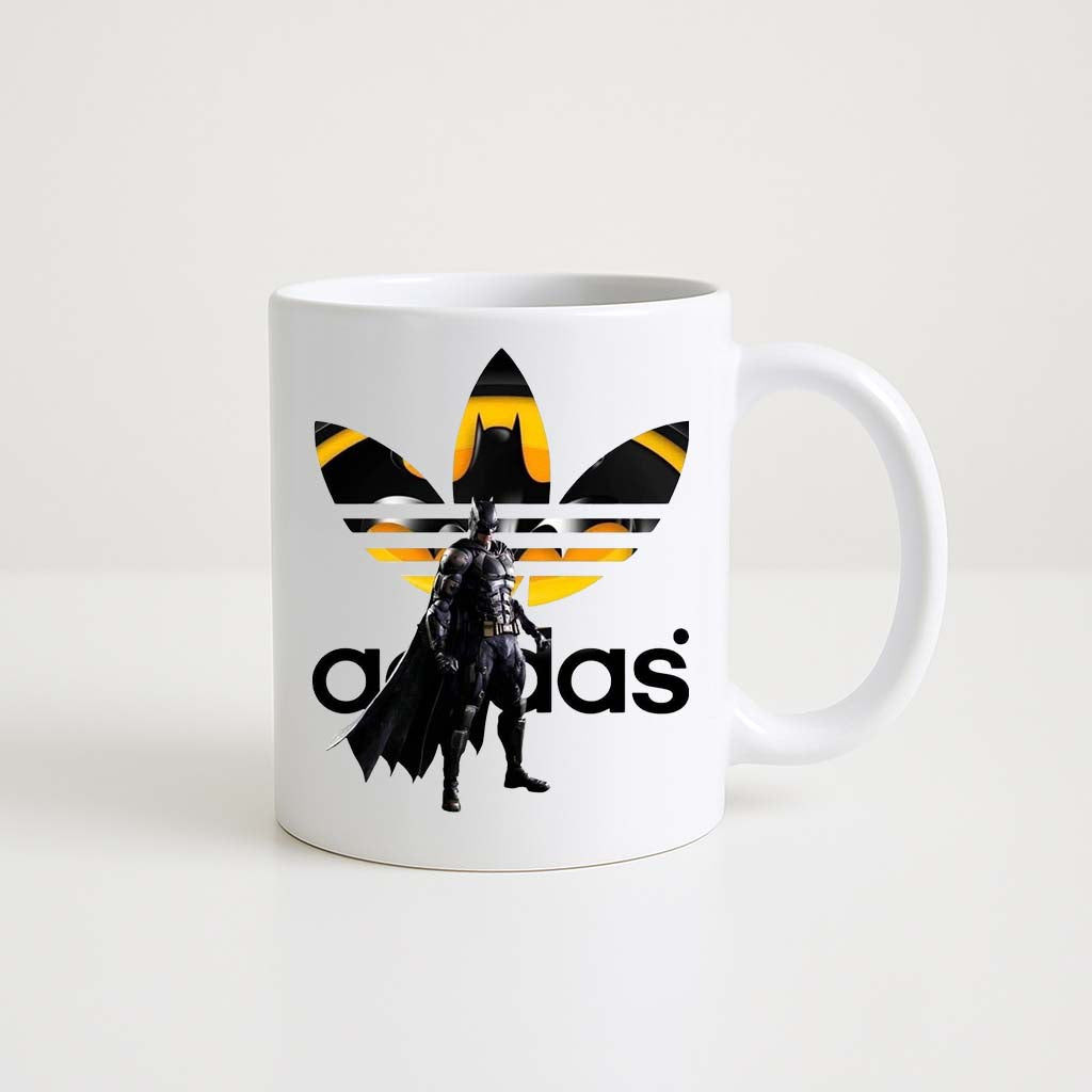 Mug blanc de 330 ml avec design croisé Batman et logo Adidas noir et jaune