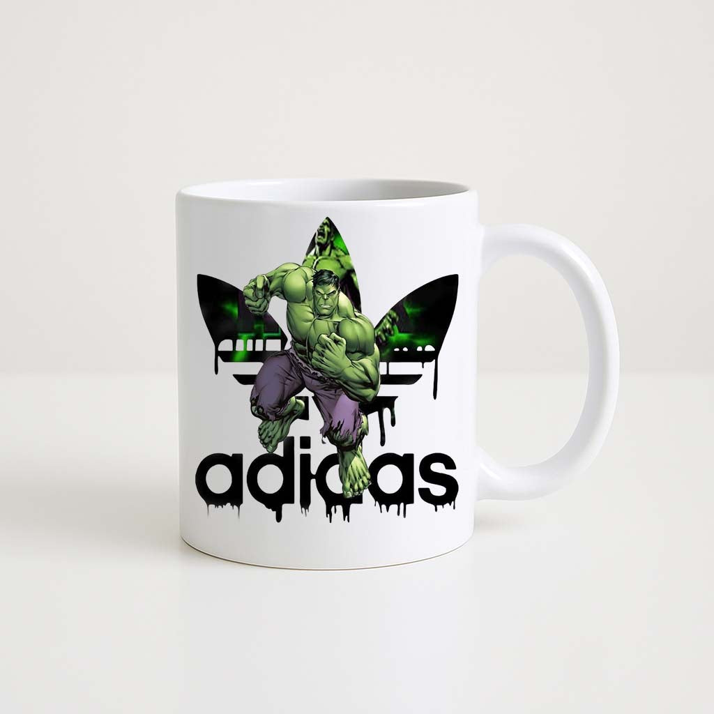 Mug blanc 330 ml avec illustration de Hulk devant un logo Adidas vert et noir dégoulinant