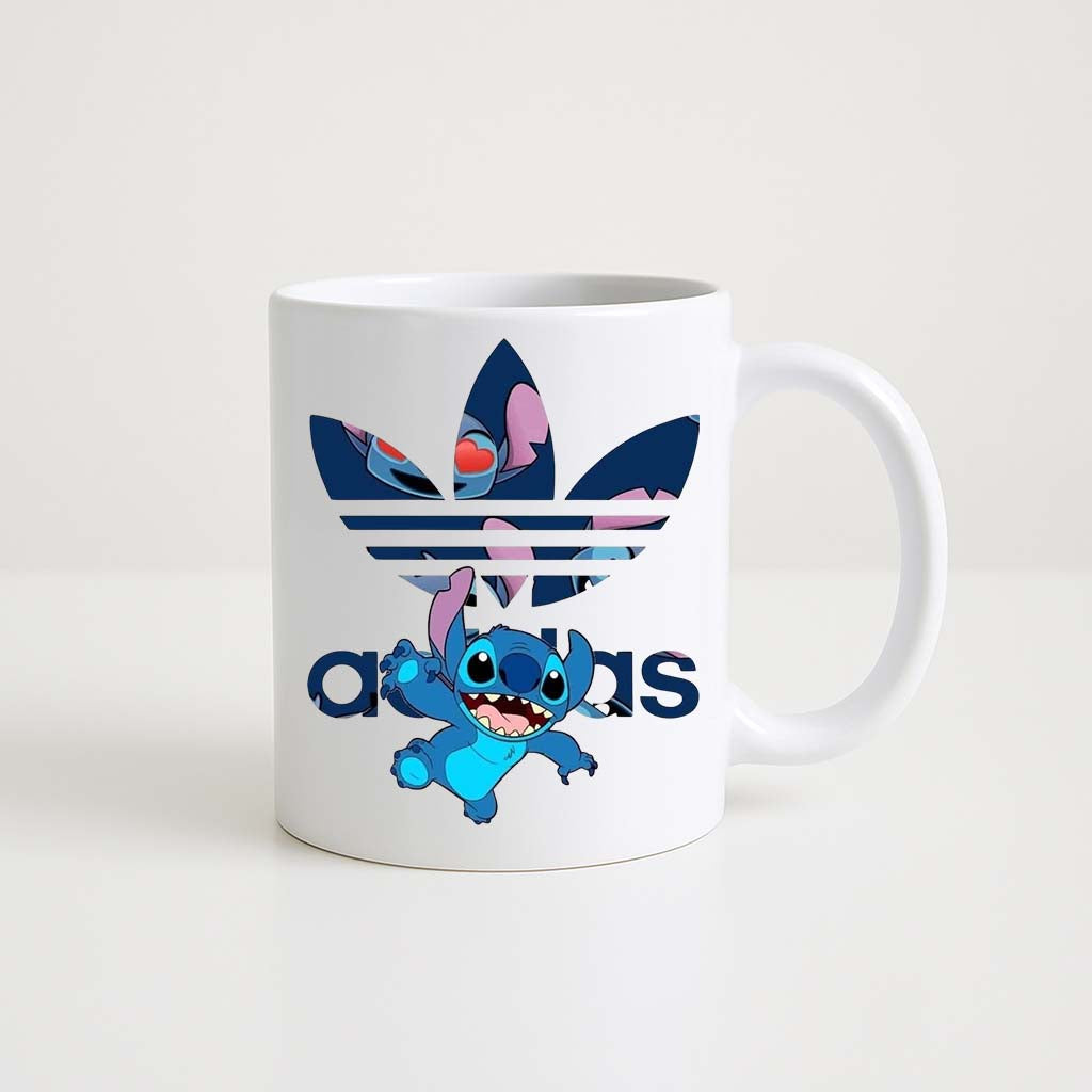 Mug blanc 330 ml avec illustration de Stitch en style Adidas streetwear sur logo bleu.
