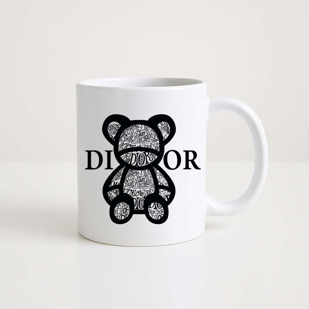 Mug blanc 330 ml avec logo Dior et motif ourson noir stylisé.