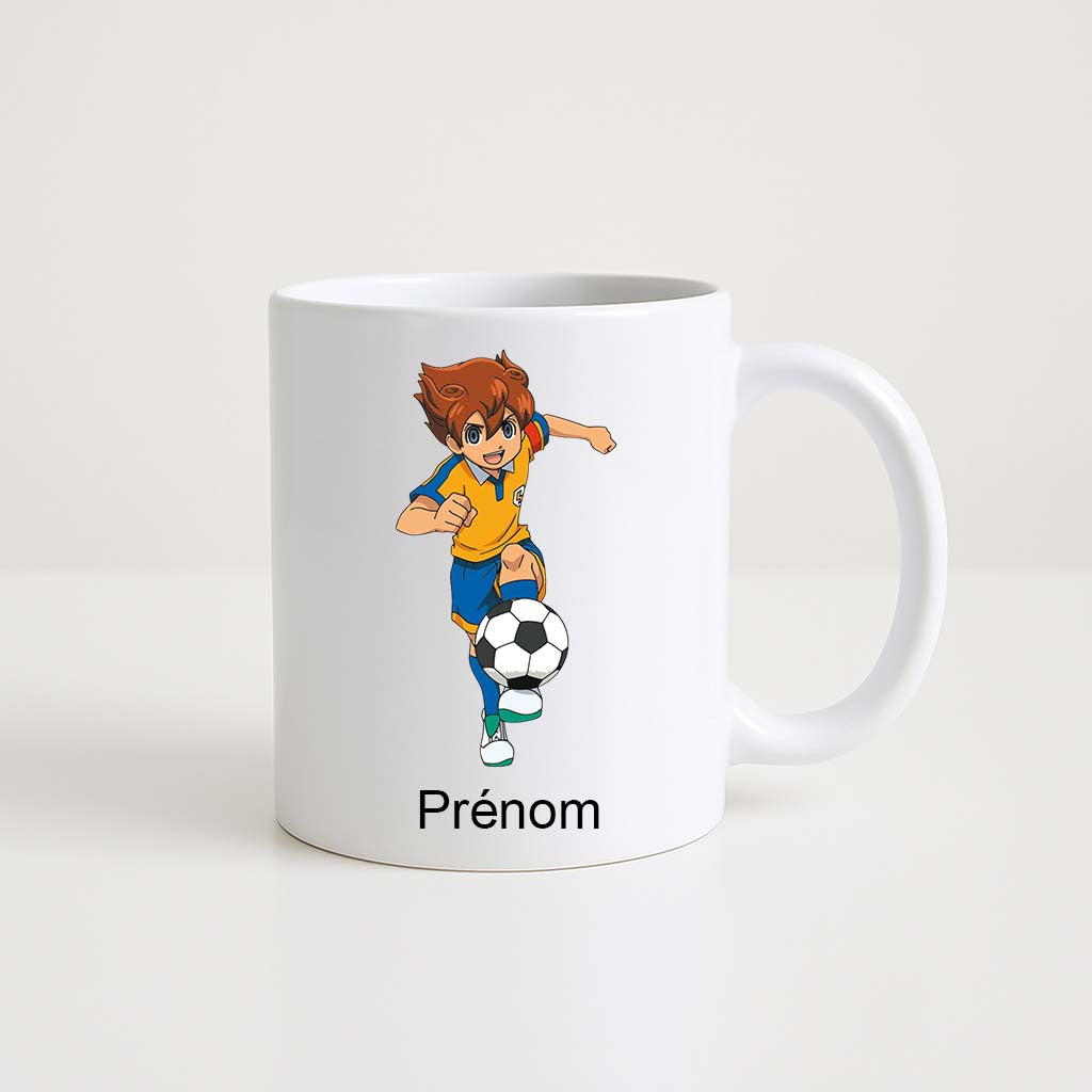Mug blanc 330 ml Inazuma Eleven avec joueur de football et espace prénom personnalisable.