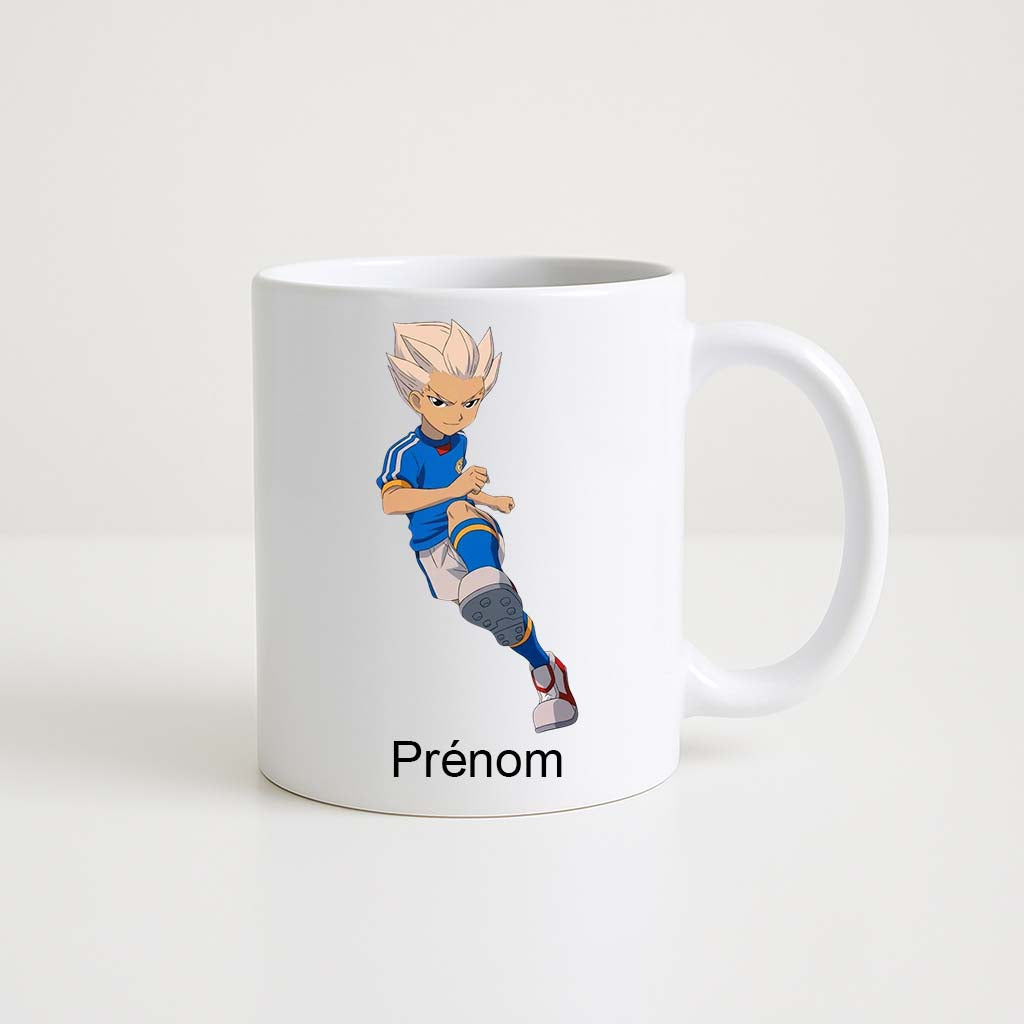 Mug blanc 330 ml Inazuma Eleven avec joueur de football en action et espace prénom personnalisable.